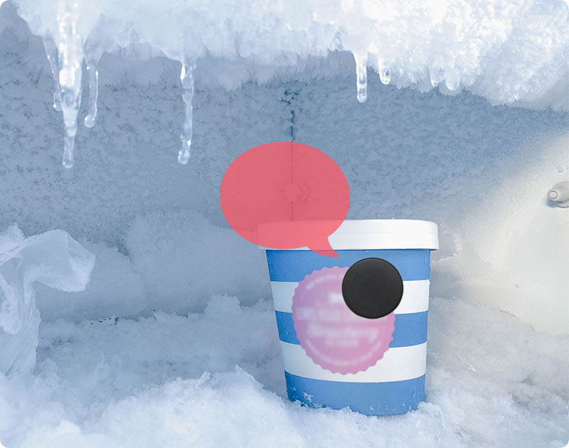 Balise Vocaléo placée sur un pot de glace au congélateur - crédit photo Vocaléo